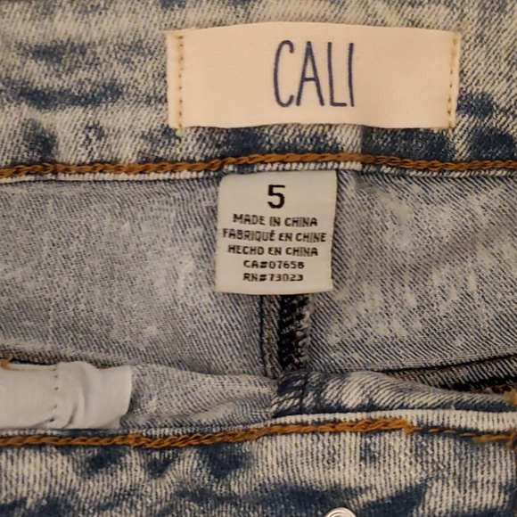 Short shorts - Picture 2 of 3